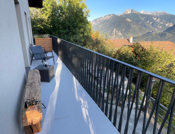 balcon avec vue sur les Alpes